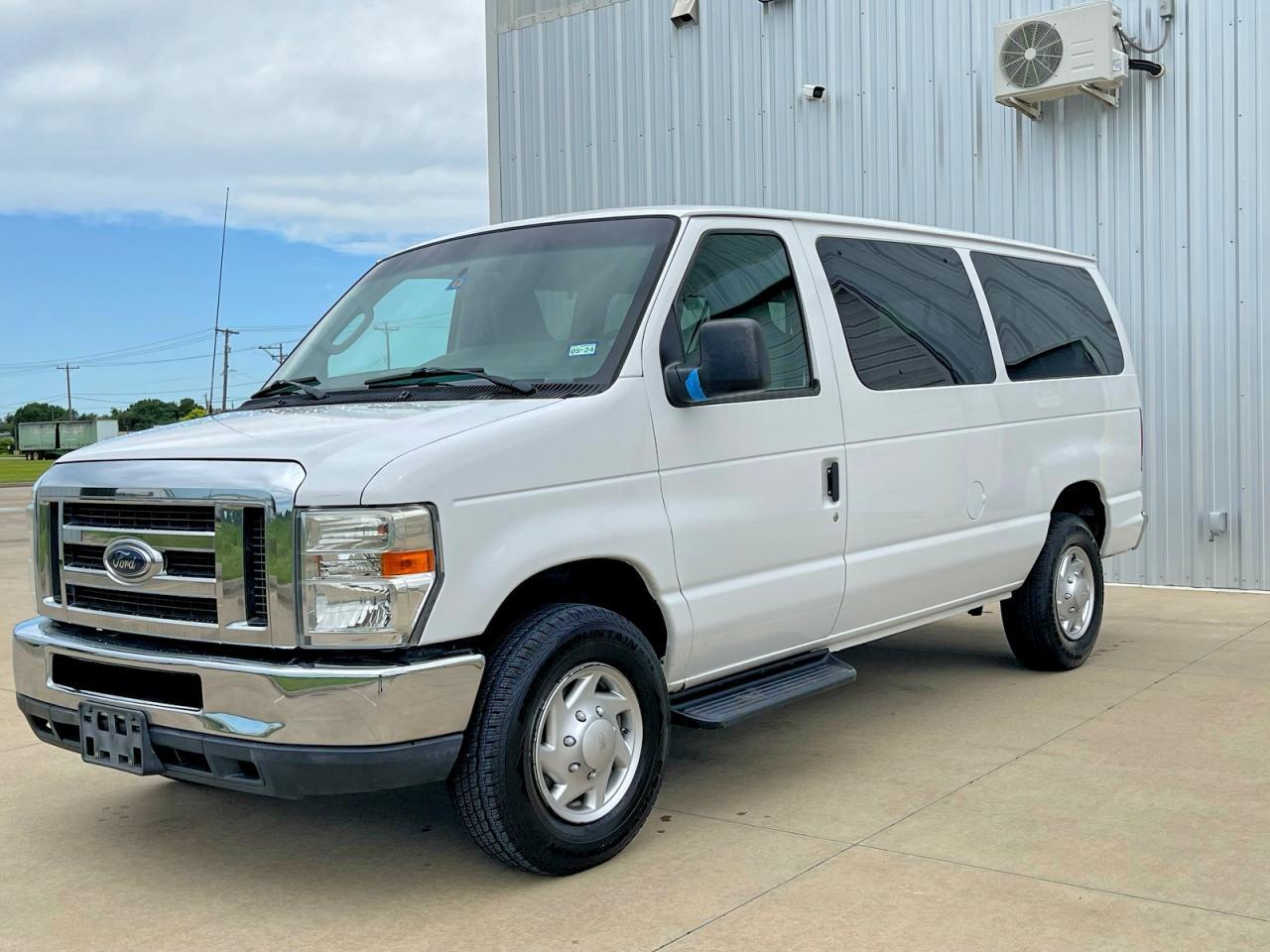2013 Ford Econoline E350 Super Duty Wagon - Фото 2
