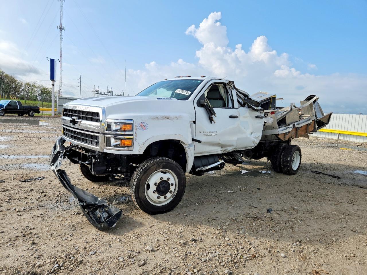 2024 Chevrolet Silverado Medium Duty - Image 2