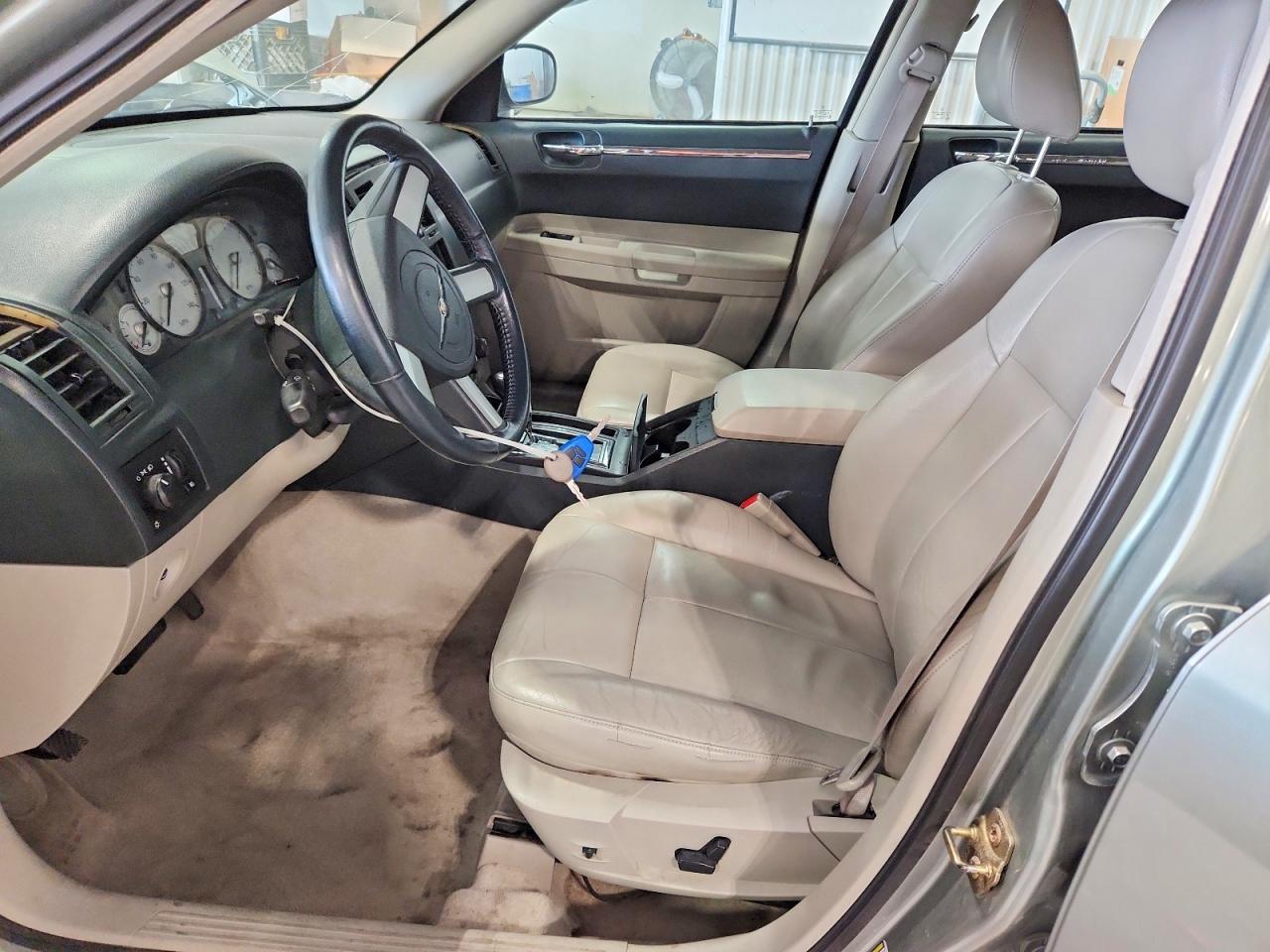 2005 Chrysler 300 Touring - Image 7