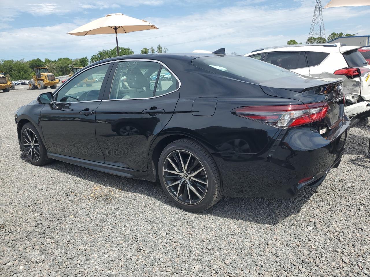2021 Toyota Camry Se - Фото 2