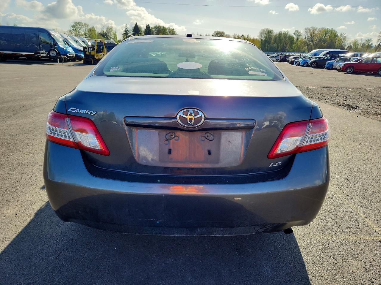 2011 Toyota Camry Le - Фото 6