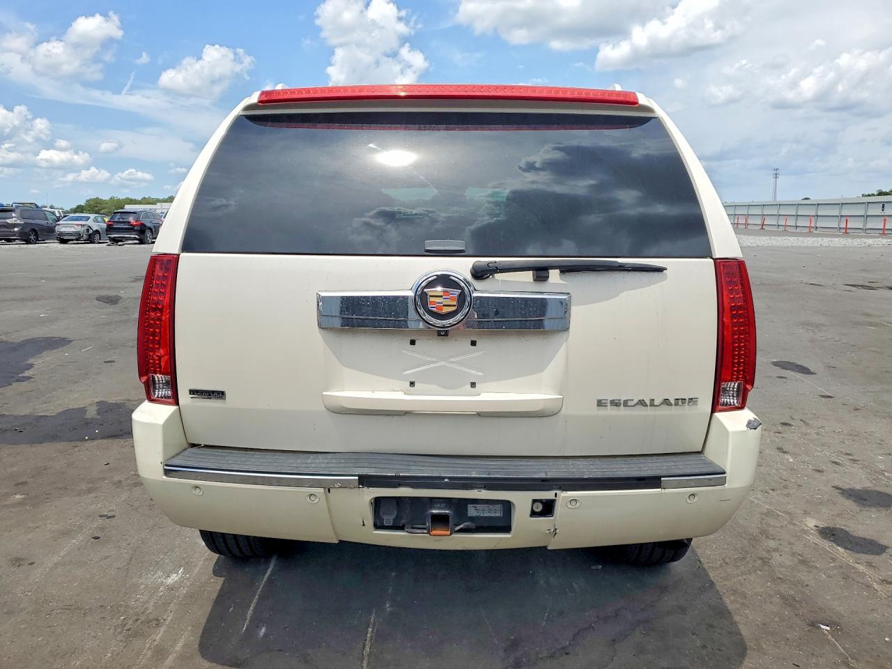 2010 Cadillac Escalade Luxury - Image 6