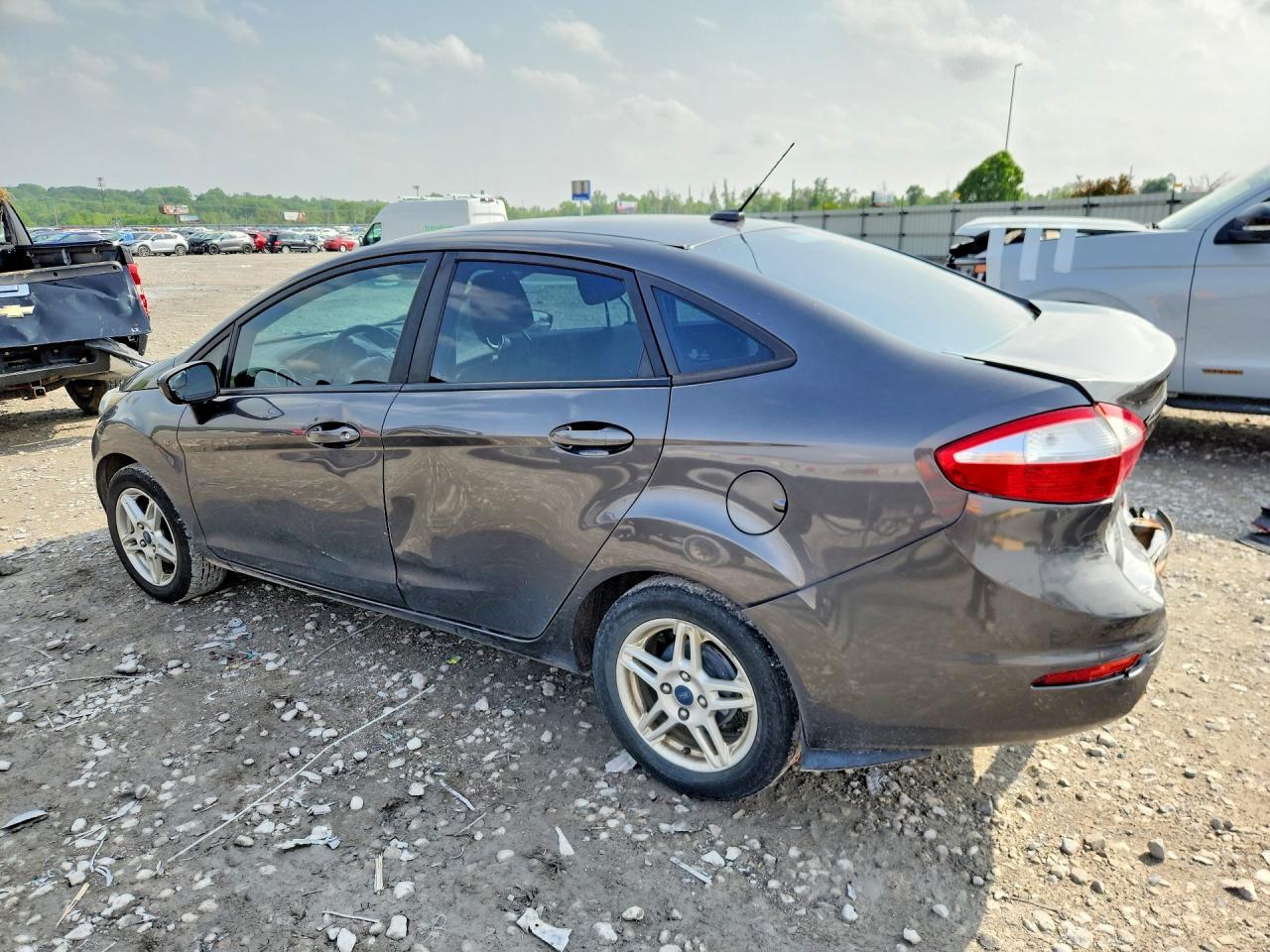 2017 Ford Fiesta Se - Фото 2
