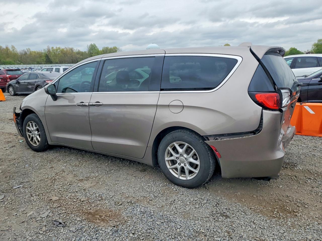 2017 Chrysler Pacifica Touring - Image 2