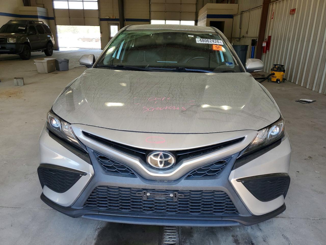 2022 Toyota Camry Se - Image 5