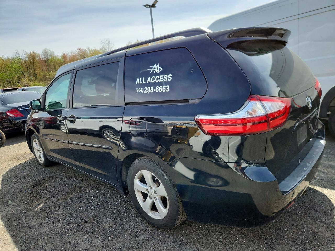 2017 Toyota Sienna Le - Фото 2