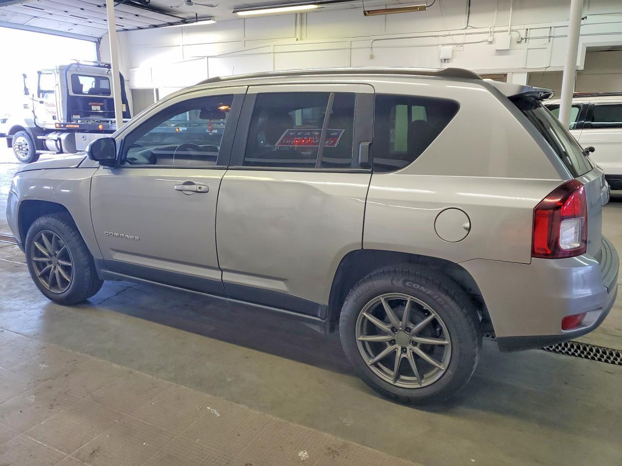 2015 Jeep Compass Sport - Фото 2