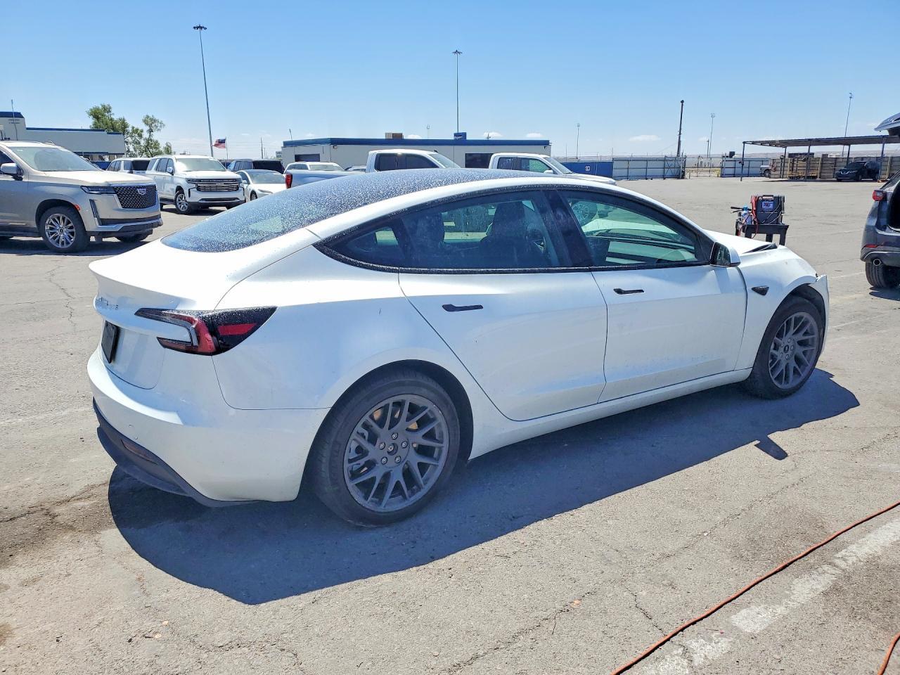 2025 Tesla Model 3 - Фото 3