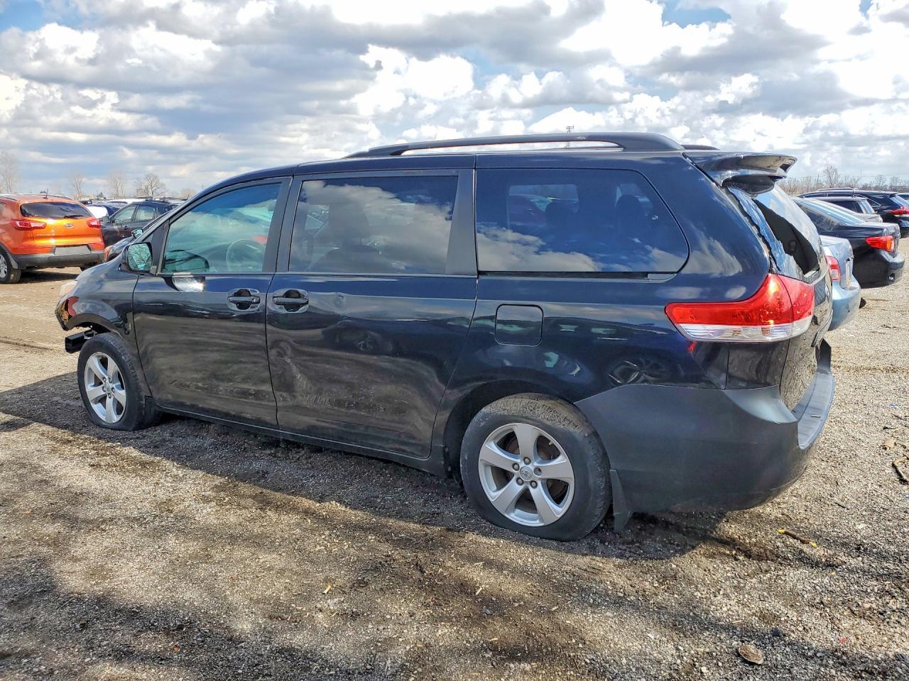 2013 Toyota Sienna Le - Фото 2