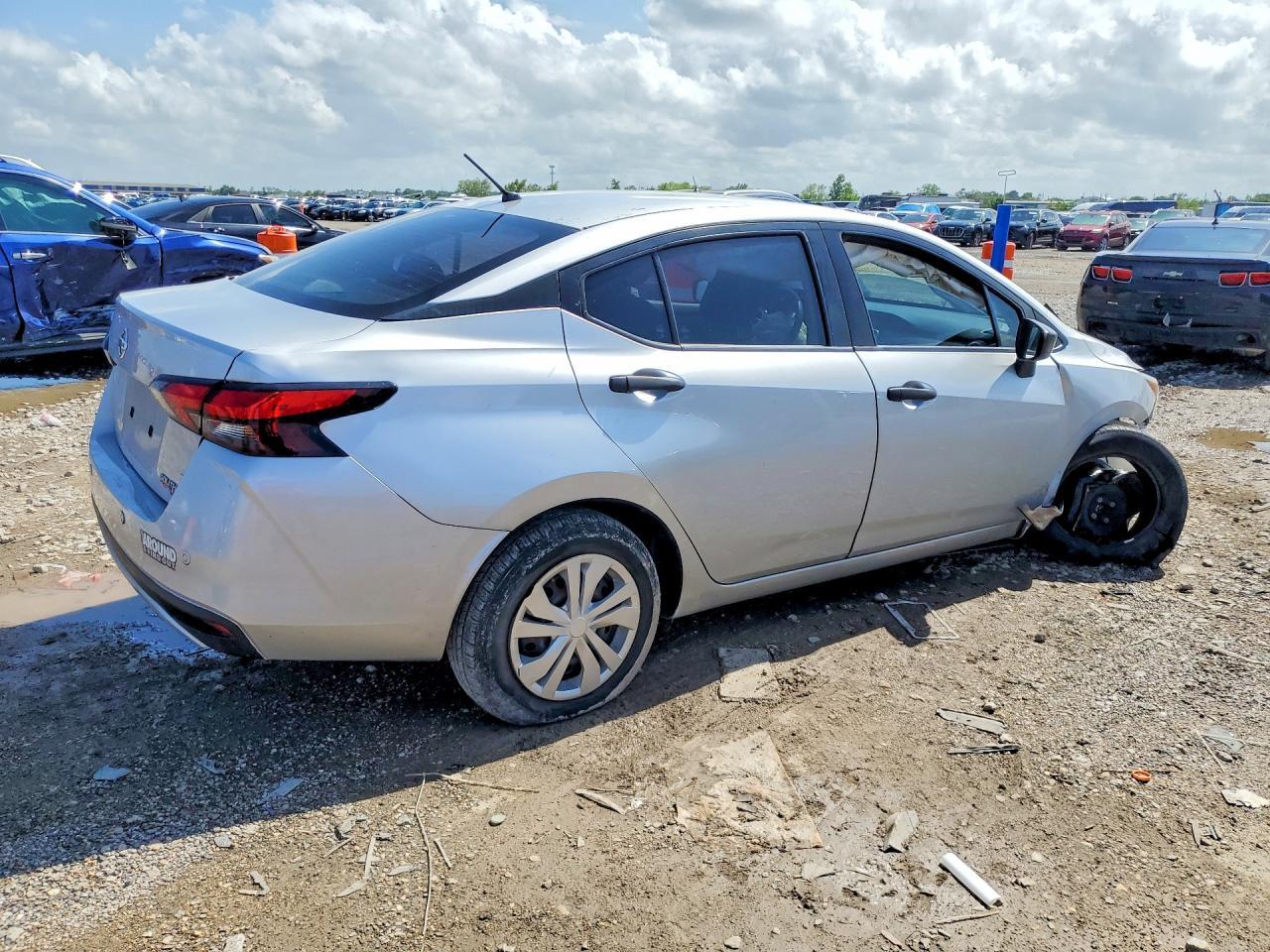 2020 Nissan Versa S - Image 3
