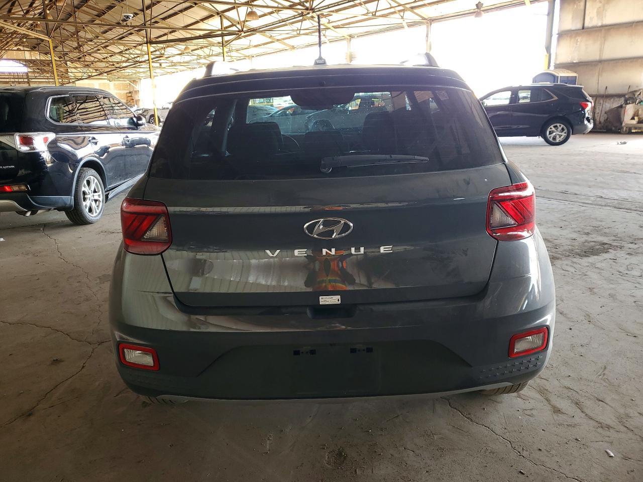 2025 Hyundai Venue Sel - Image 6