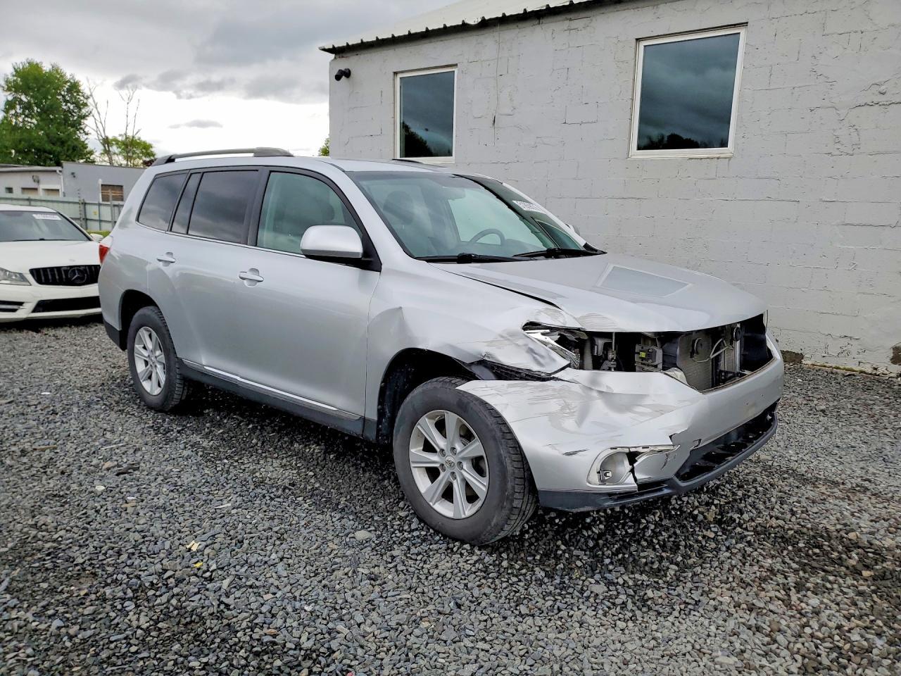 2013 Toyota Highlander Plus - Фото 4