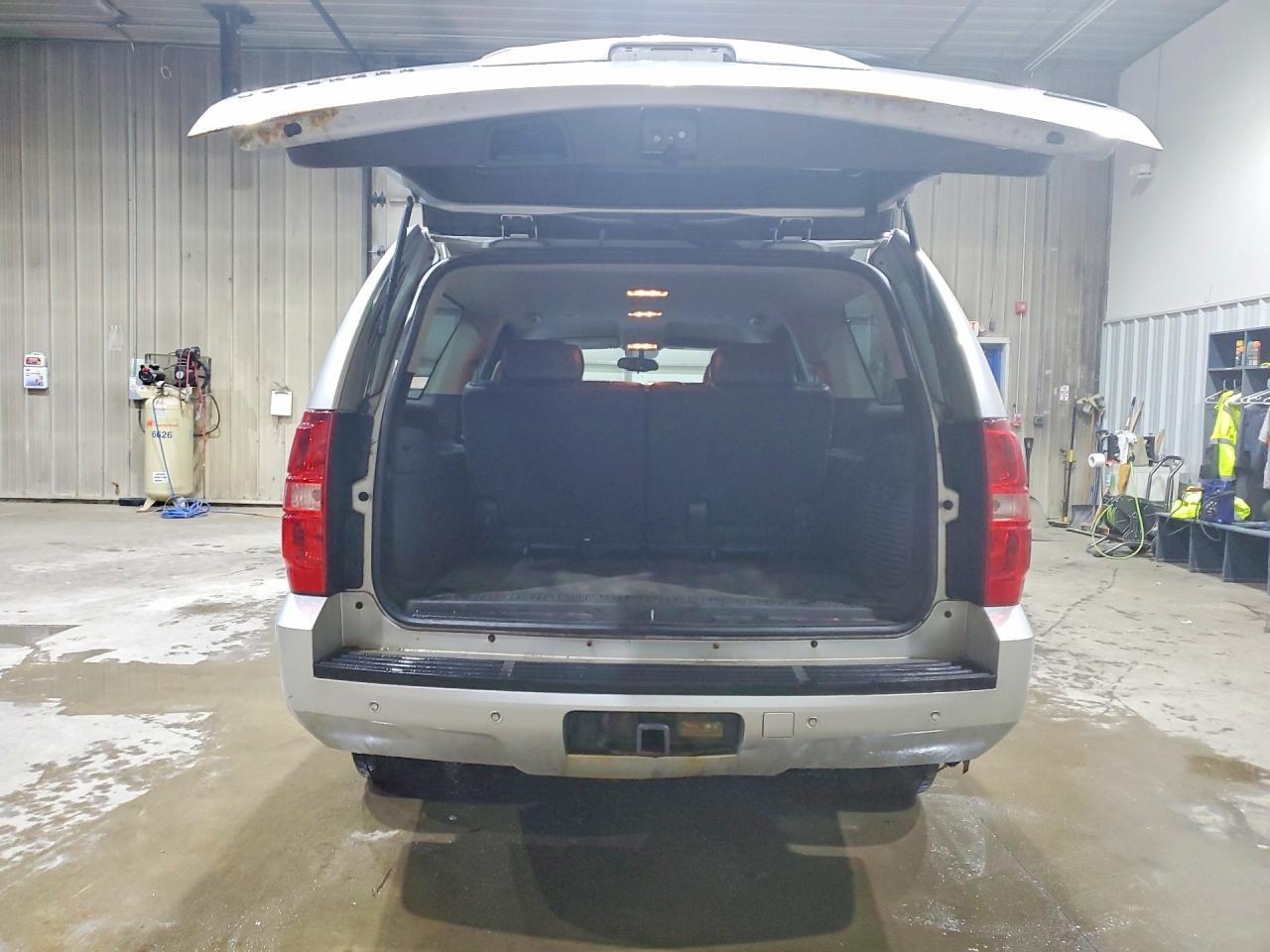 2010 Chevrolet Suburban K1500 Lt - Image 6