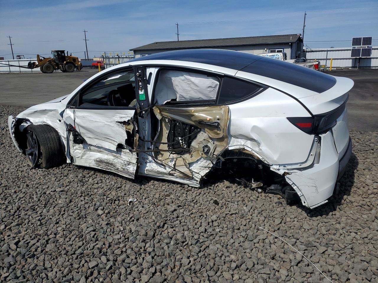 2026 Tesla Model Y - Фото 2