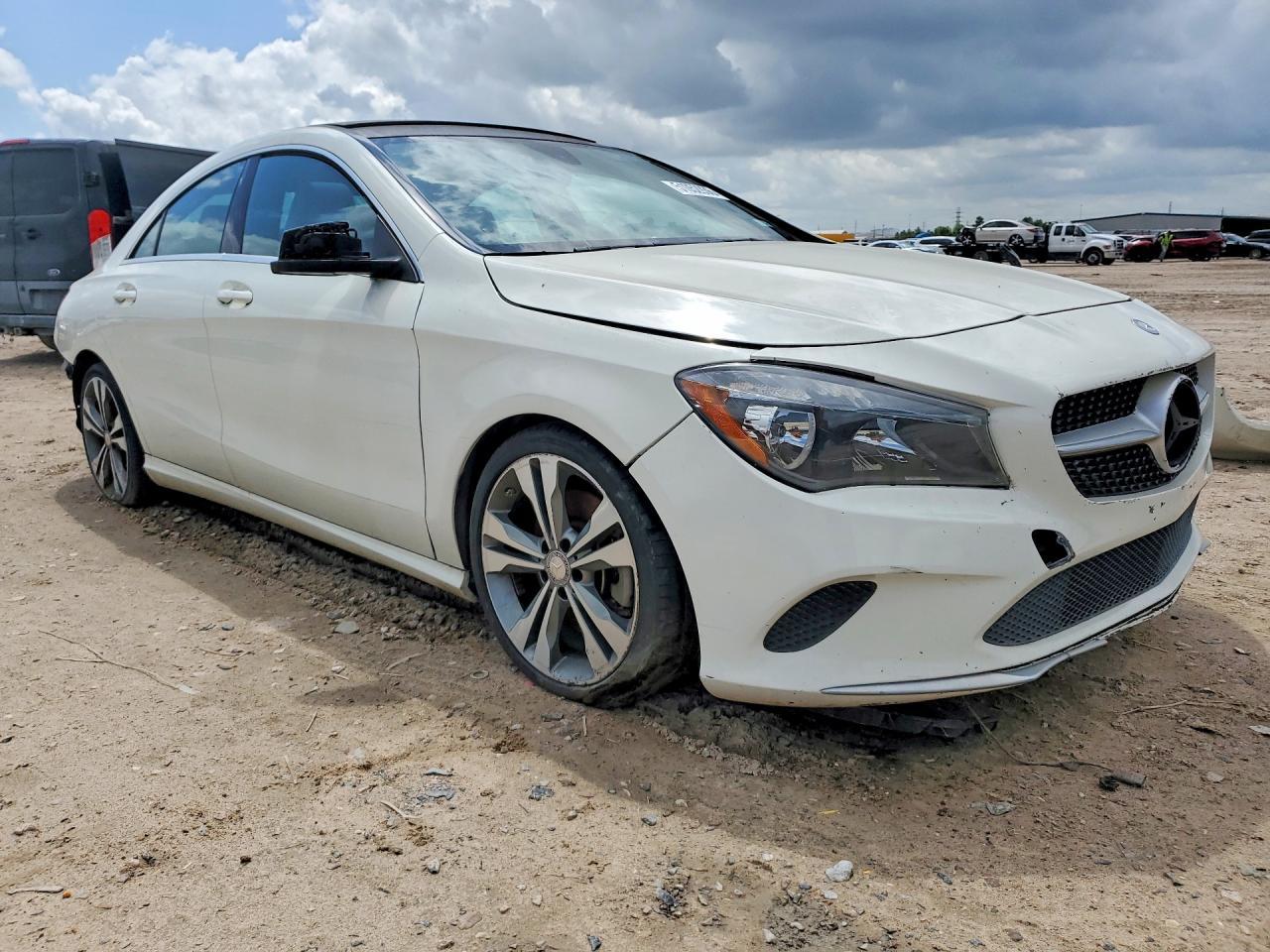 2017 Mercedes Benz C-Class C250 Rwd - Фото 4
