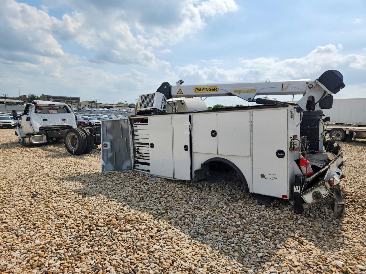 2019 Ford F750 Super Duty - Image 2