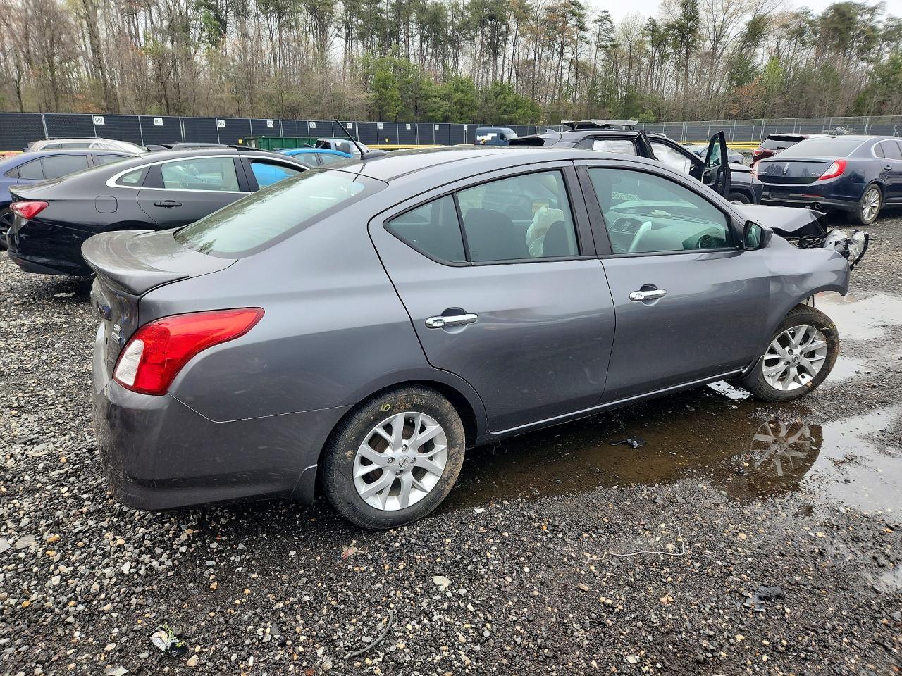2019 Nissan Versa Sv - Image 3