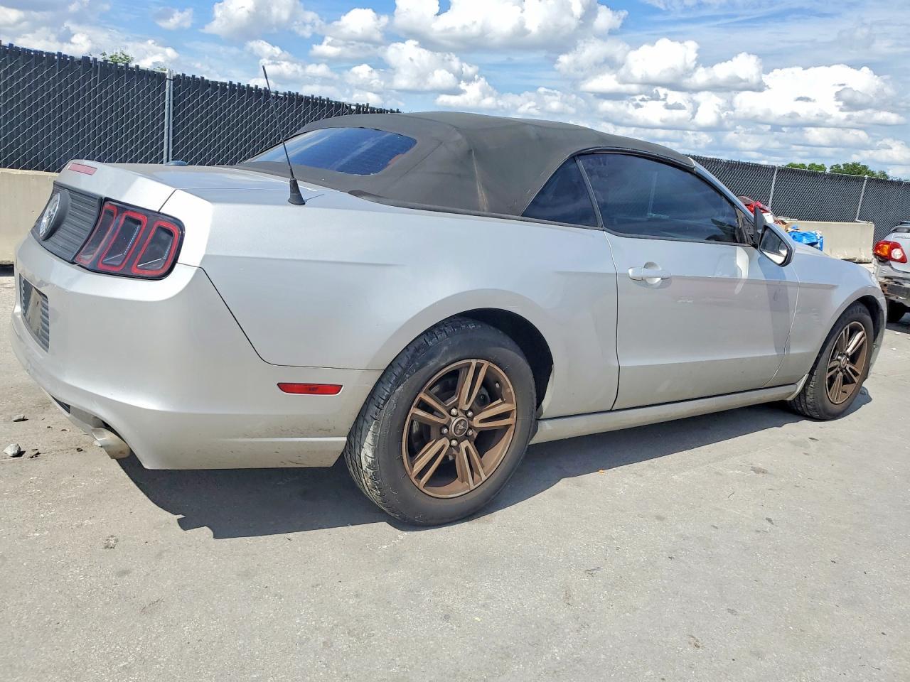 2013 Ford Mustang - Фото 3