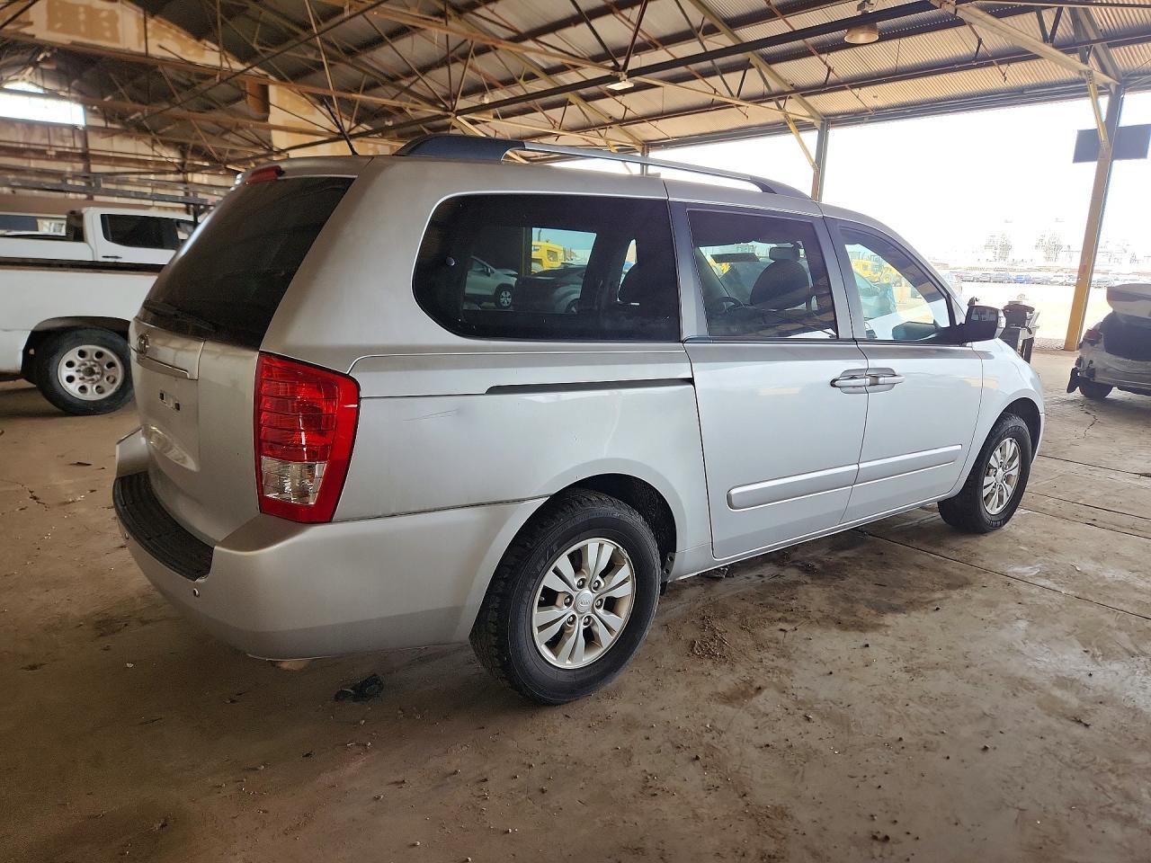 2012 Kia Sedona Lx - Image 3