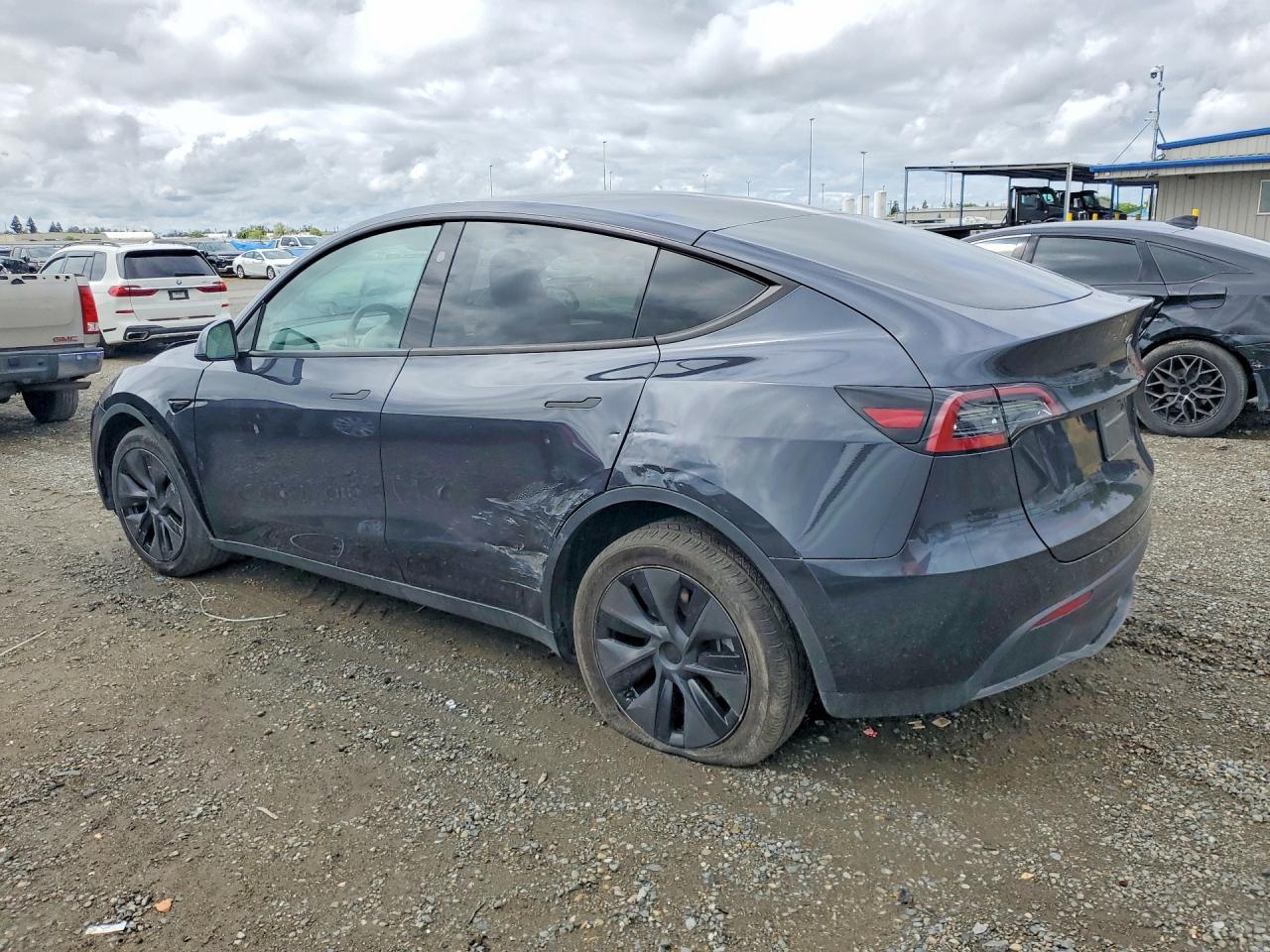 2025 Tesla Model Y - Фото 2