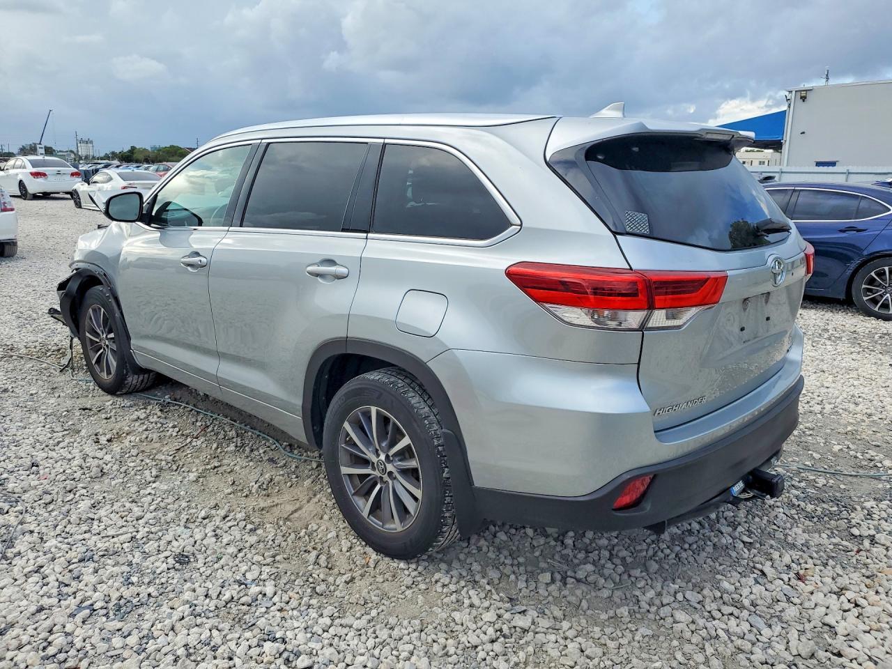 2017 Toyota Highlander Xle - Image 2