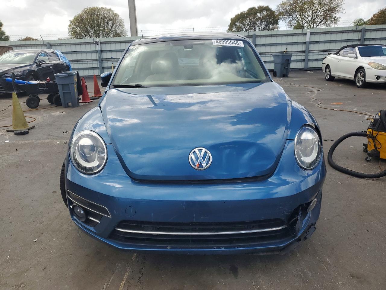 2023 Volkswagen Beetle Se - Image 5