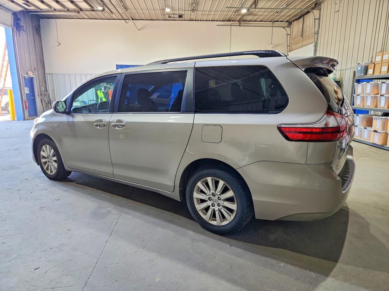 2016 Toyota Sienna Le - Фото 2