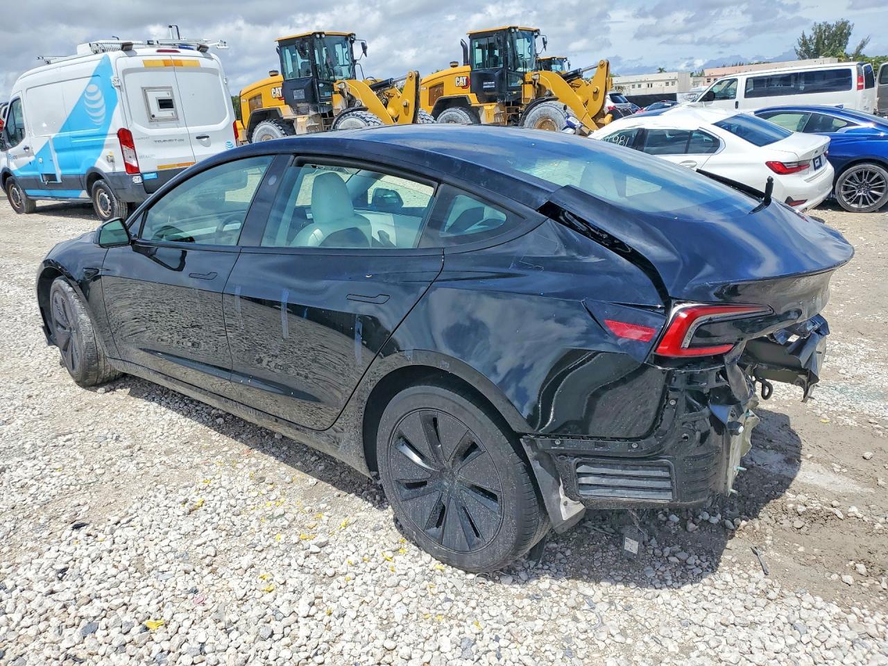 2025 Tesla Model 3 - Фото 2