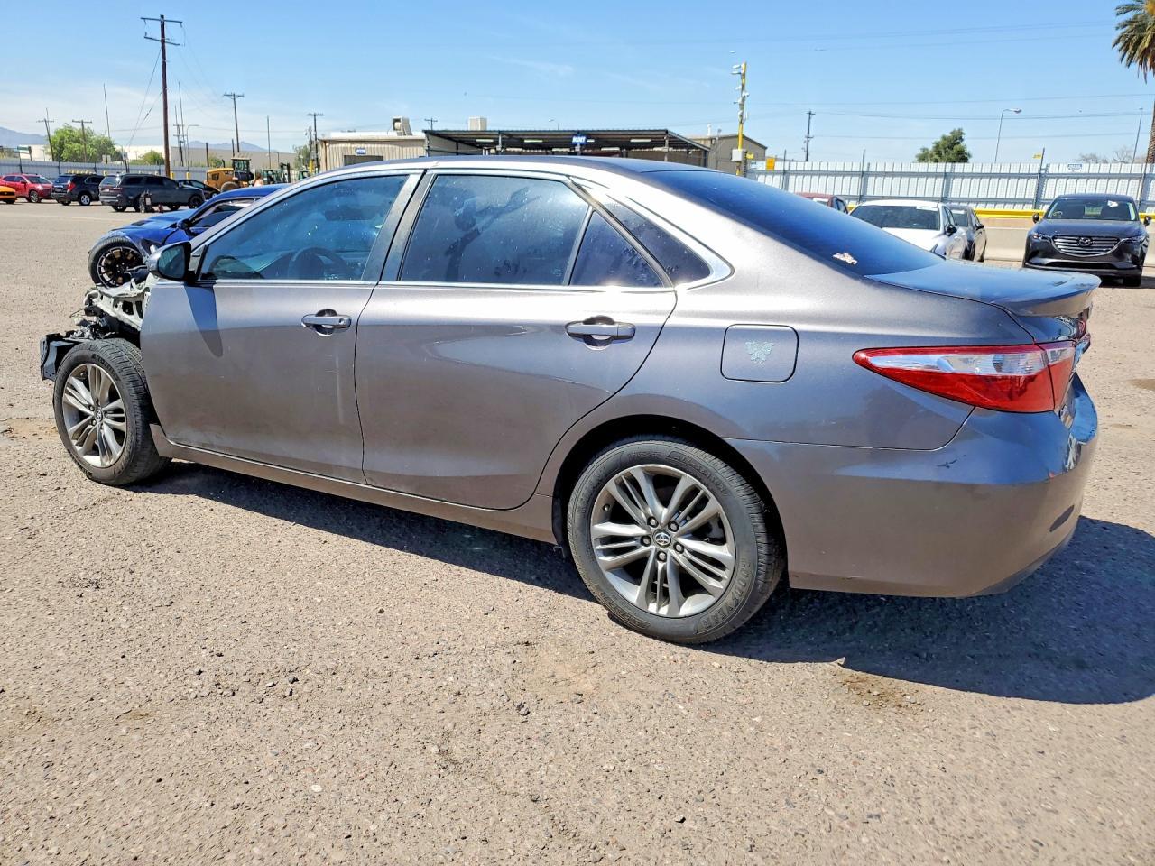 2016 Toyota Camry Se - Фото 2