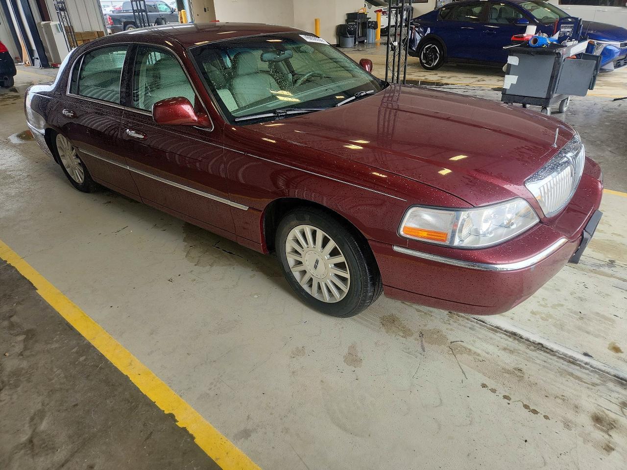 2004 Lincoln Town Car Executive - Image 4