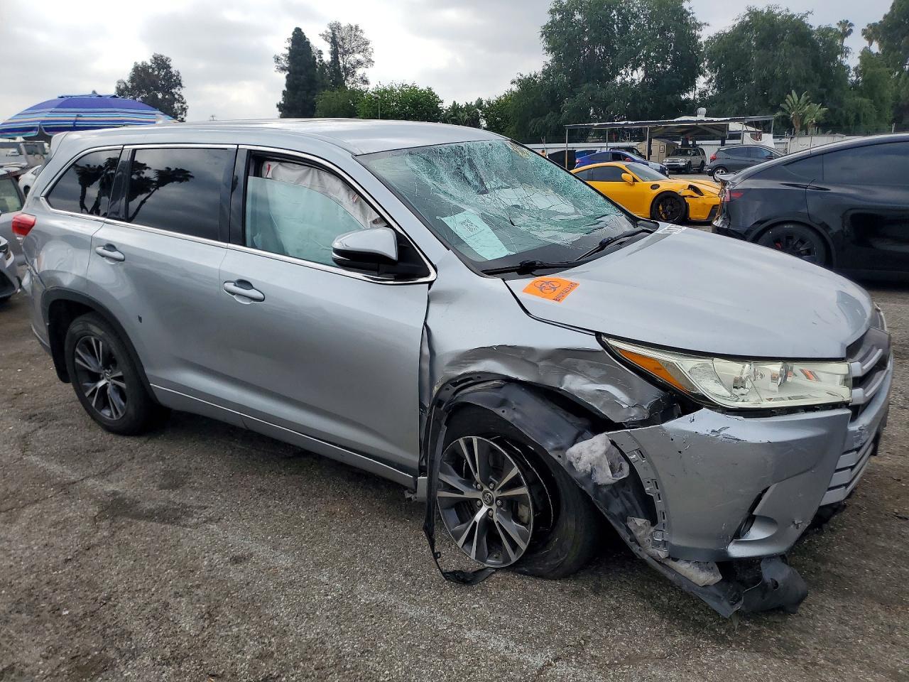 2018 Toyota Highlander Le Plus - Image 4