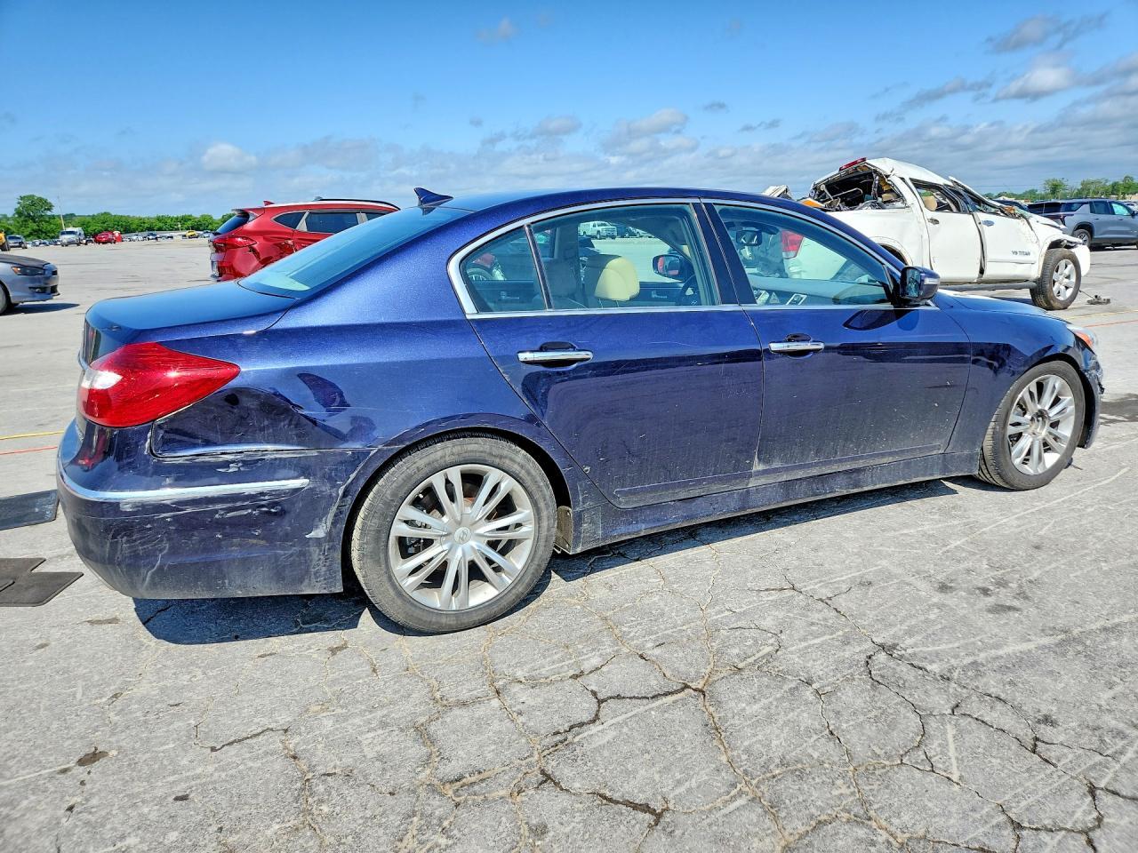 2012 Hyundai Genesis 3.8L - Фото 3