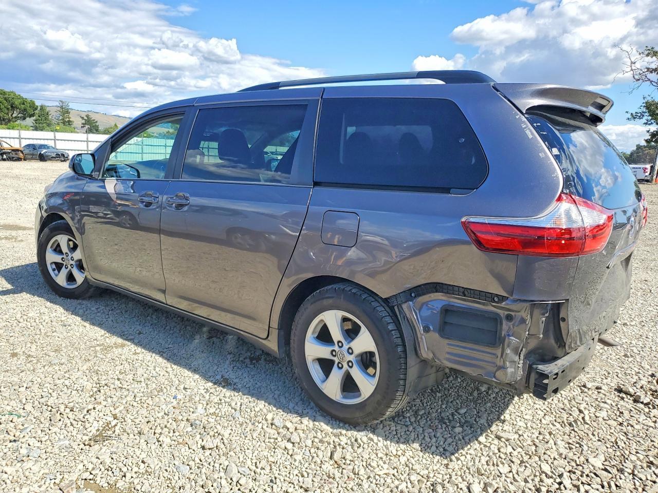 2015 Toyota Sienna Le - Фото 2