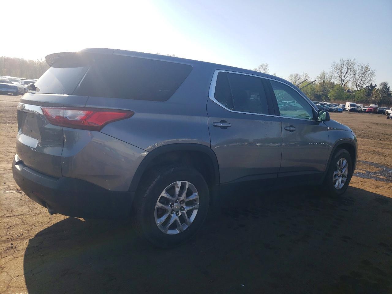 2021 Chevrolet Traverse Ls - Фото 3