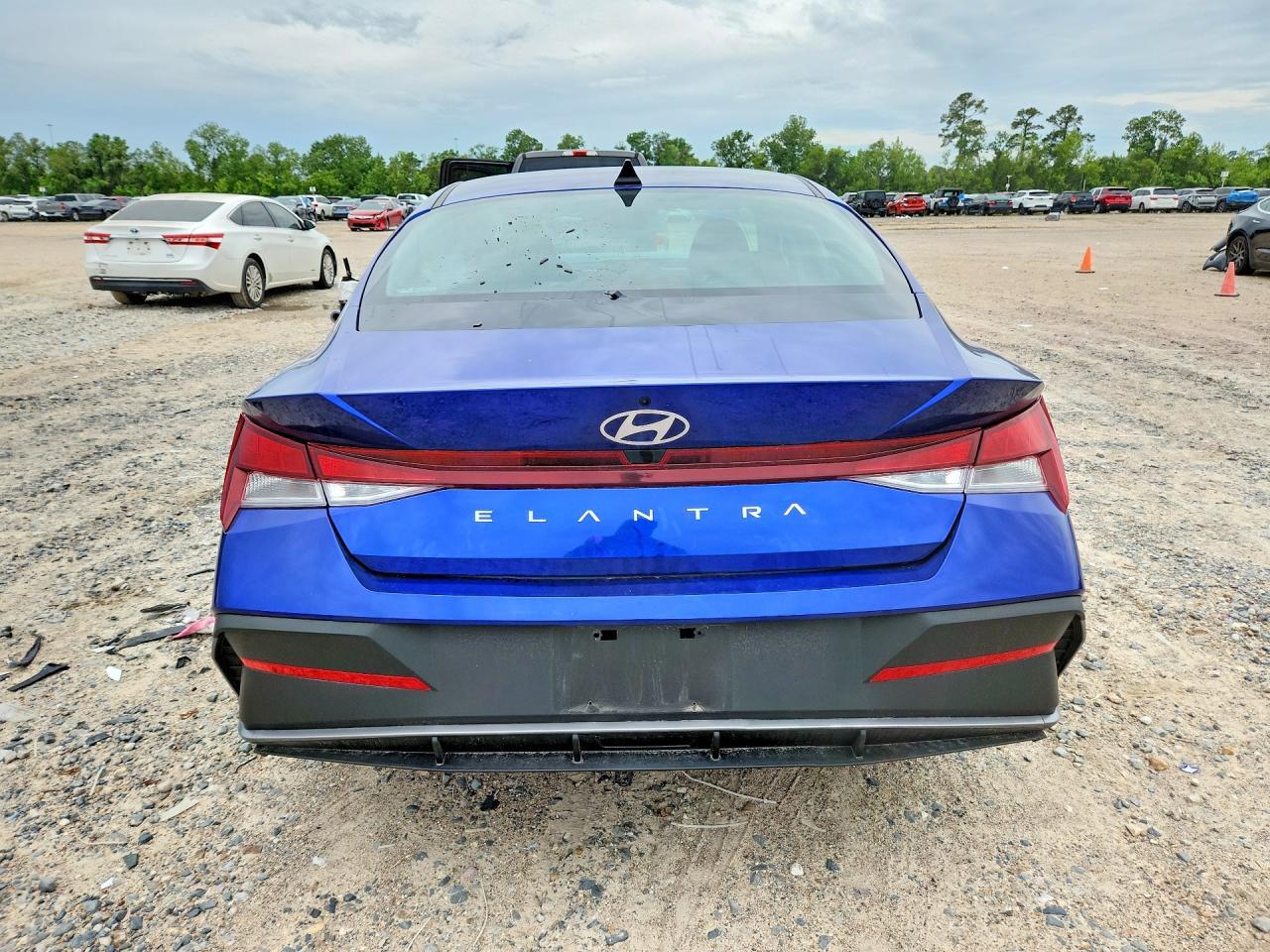 2025 Hyundai Elantra Se - Фото 6
