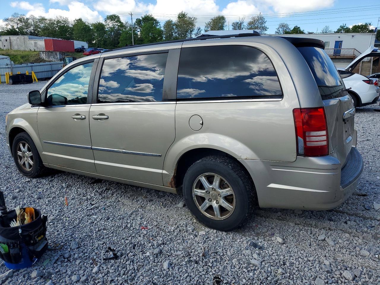 2009 Chry Town And Country - Image 2