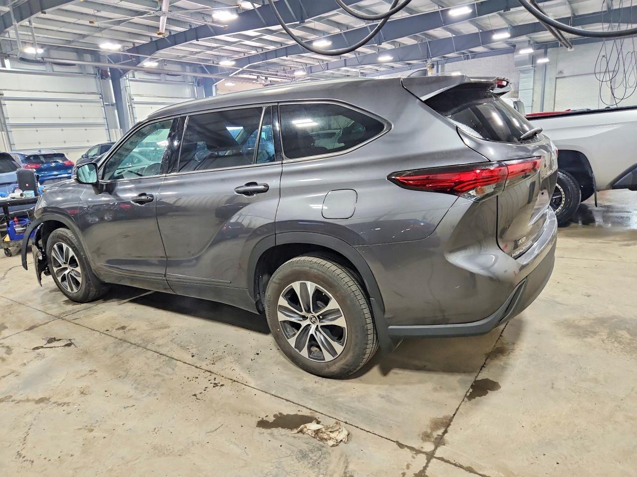 2021 Toyota Highlander Xle - Image 2