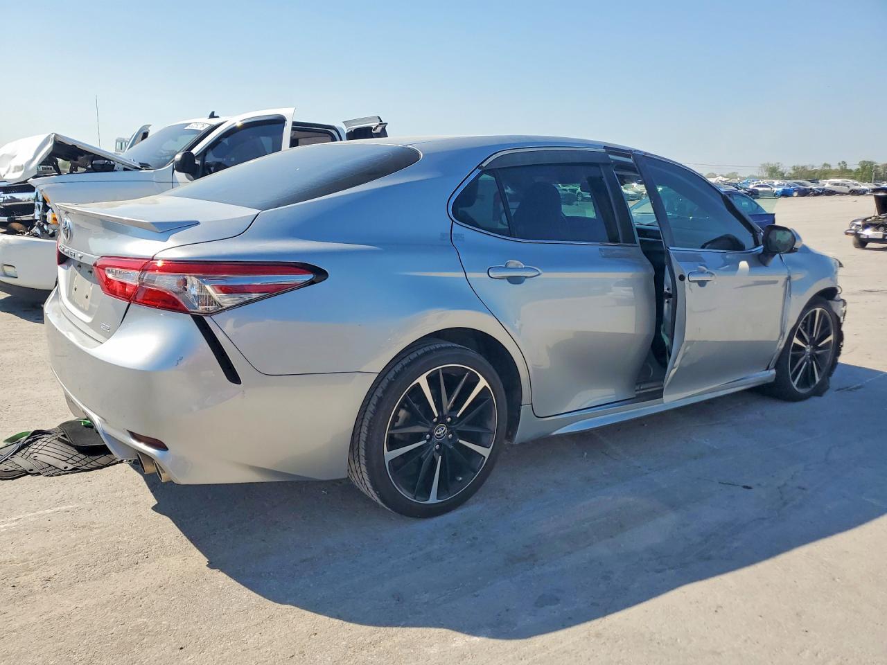 2018 Toyota Camry Se - Фото 3