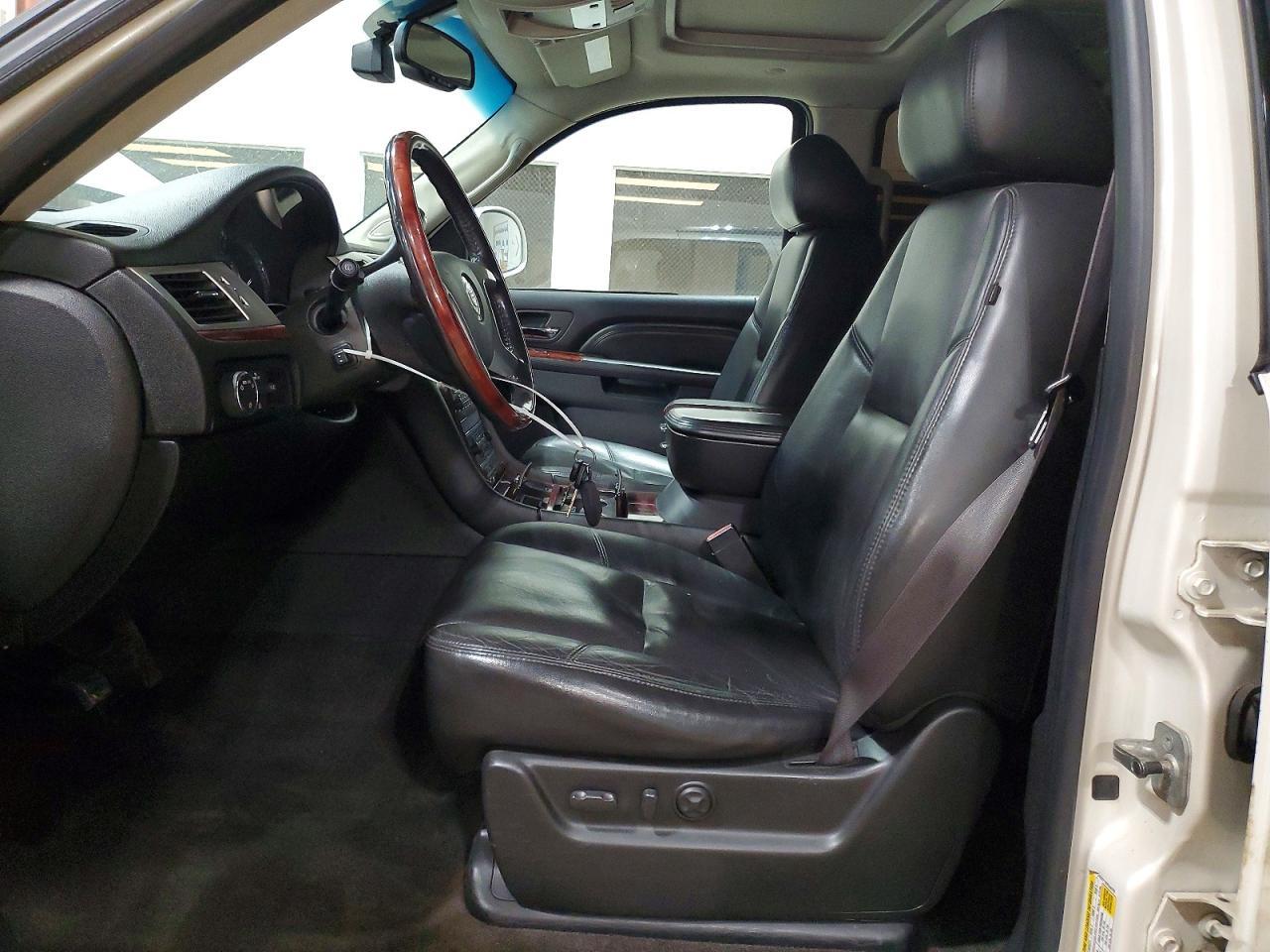 2010 Cadillac Escalade Luxury - Image 7