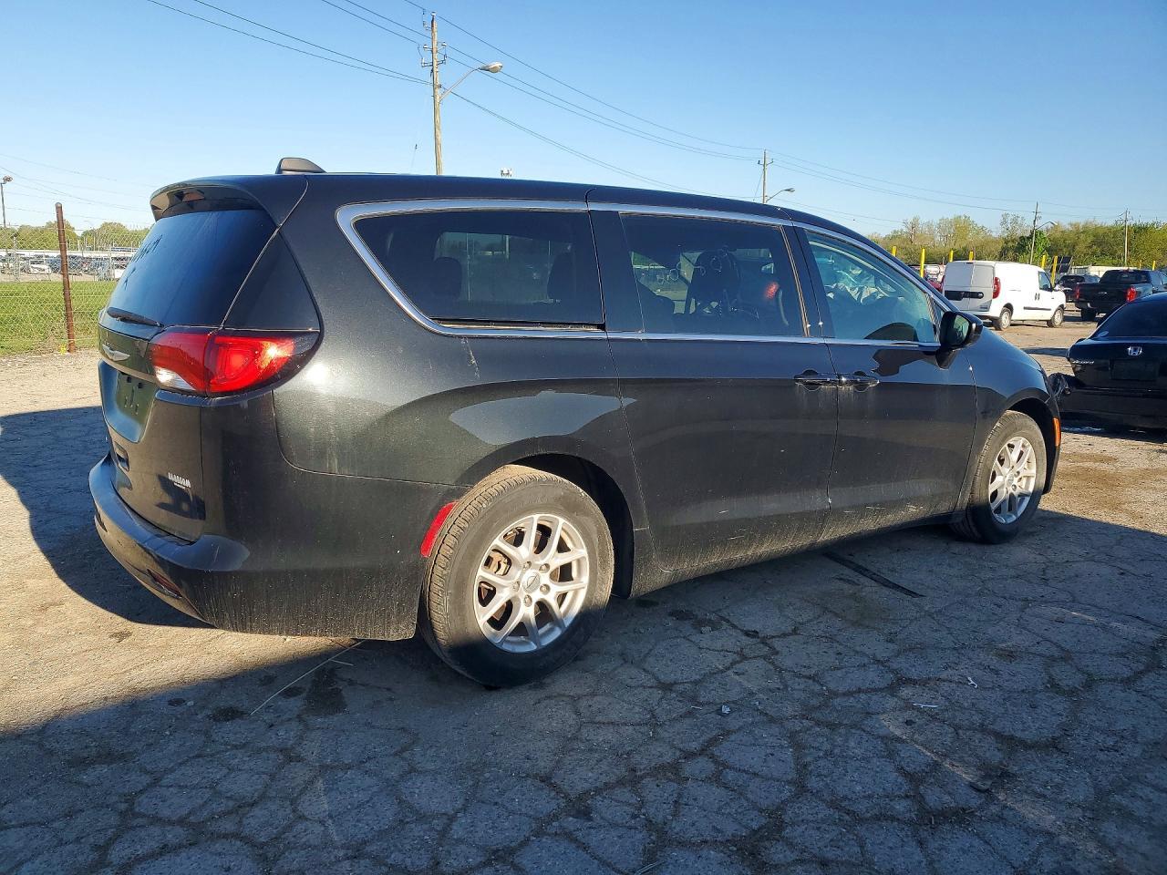2022 Chrysler Voyager Lx - Image 3