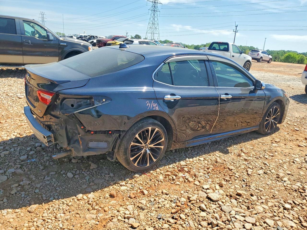 2019 Toyota Camry Se - Фото 3