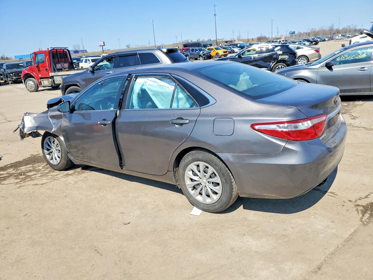 2016 Toyota Camry Le - Фото 2