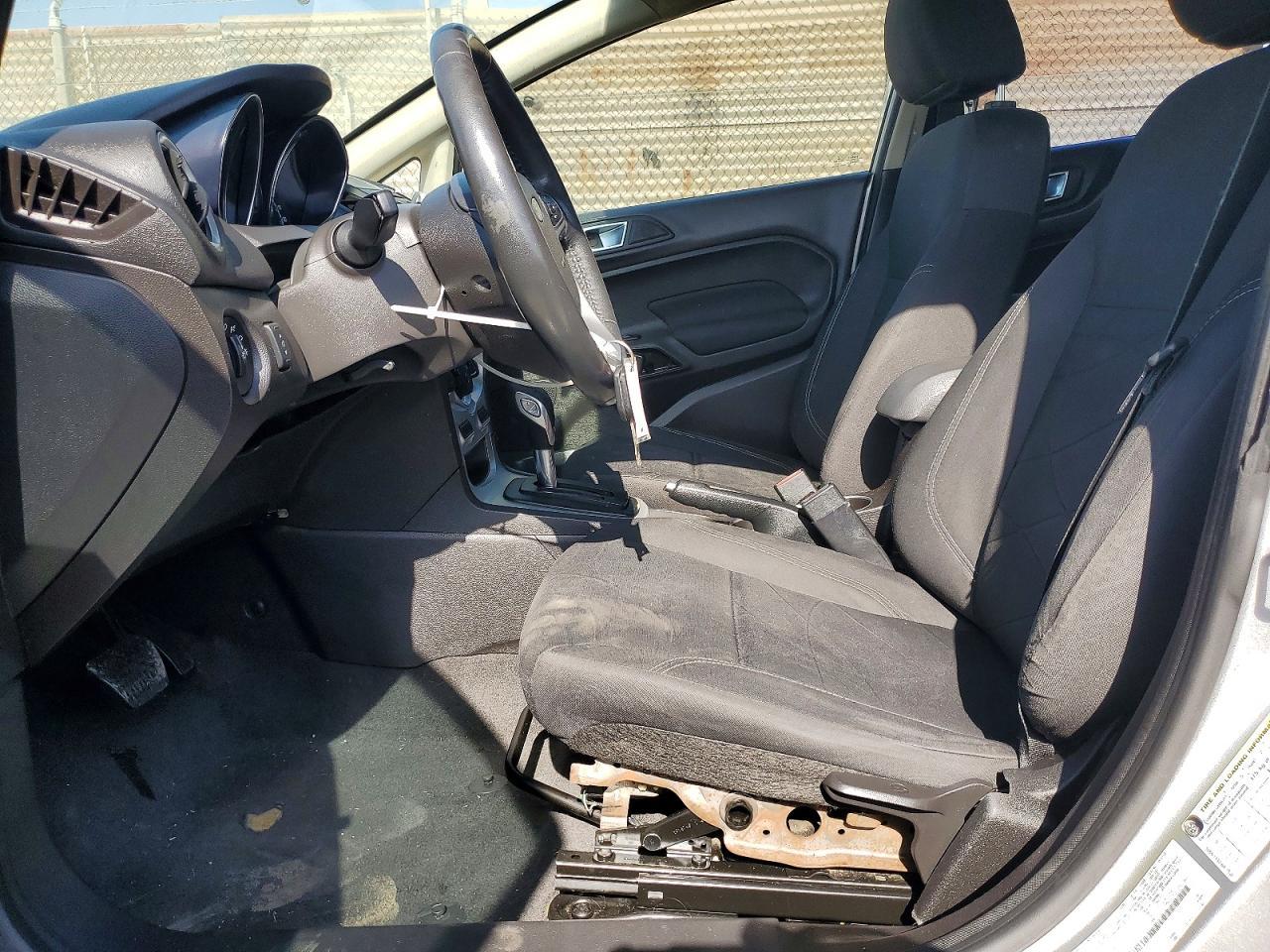 2015 Ford Fiesta Se - Фото 7