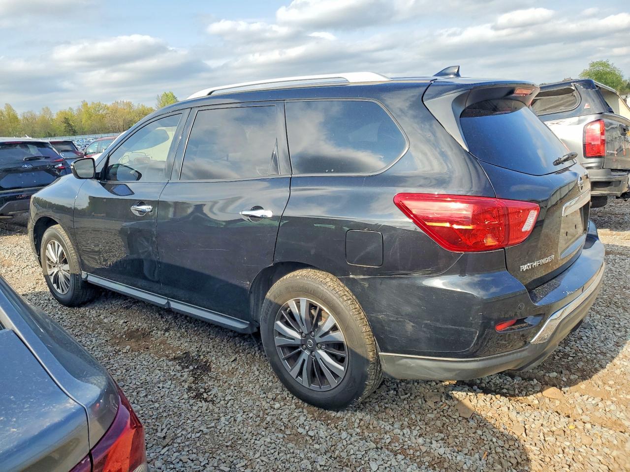 2019 Nissan Pathfinder S - Image 2
