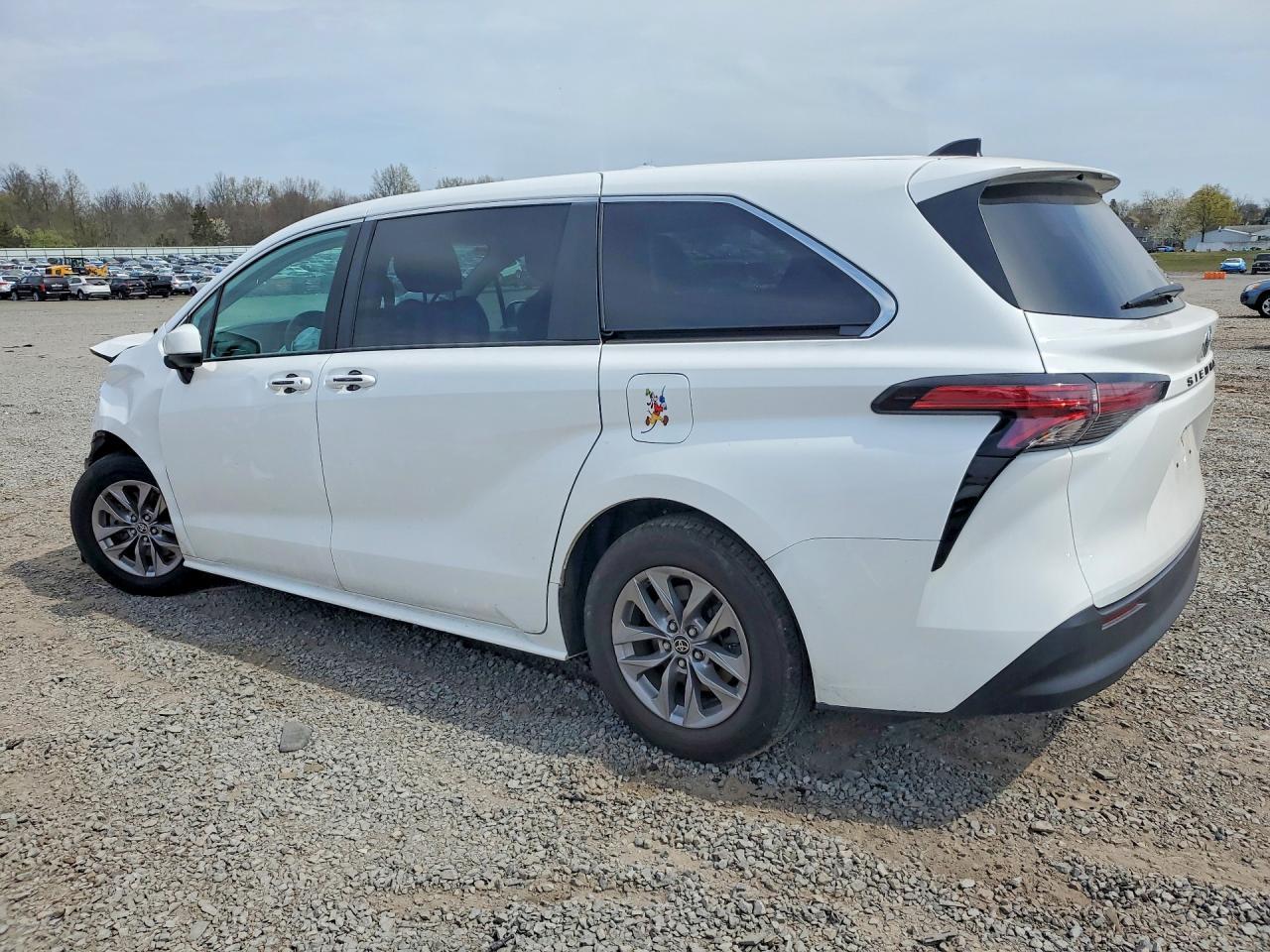 2022 Toyota Sienna Le - Фото 2