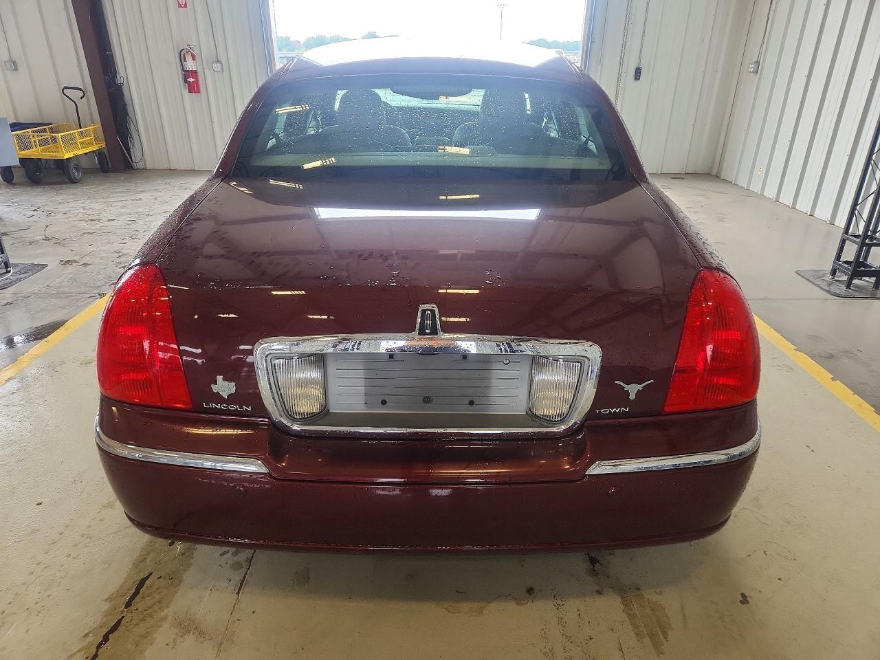 2004 Lincoln Town Car Executive - Image 6