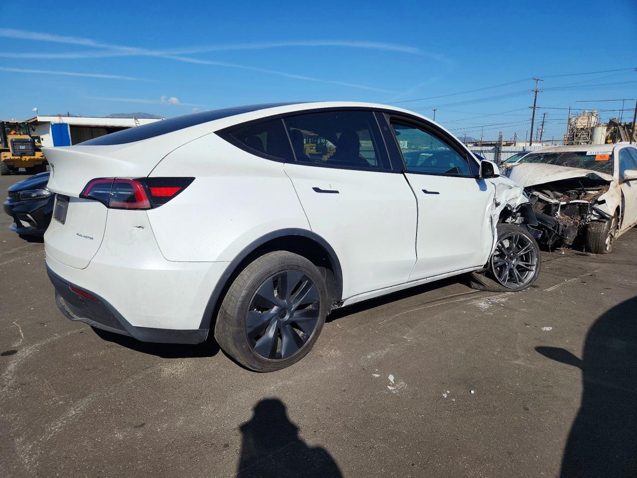 2025 Tesla Model Y - Фото 3