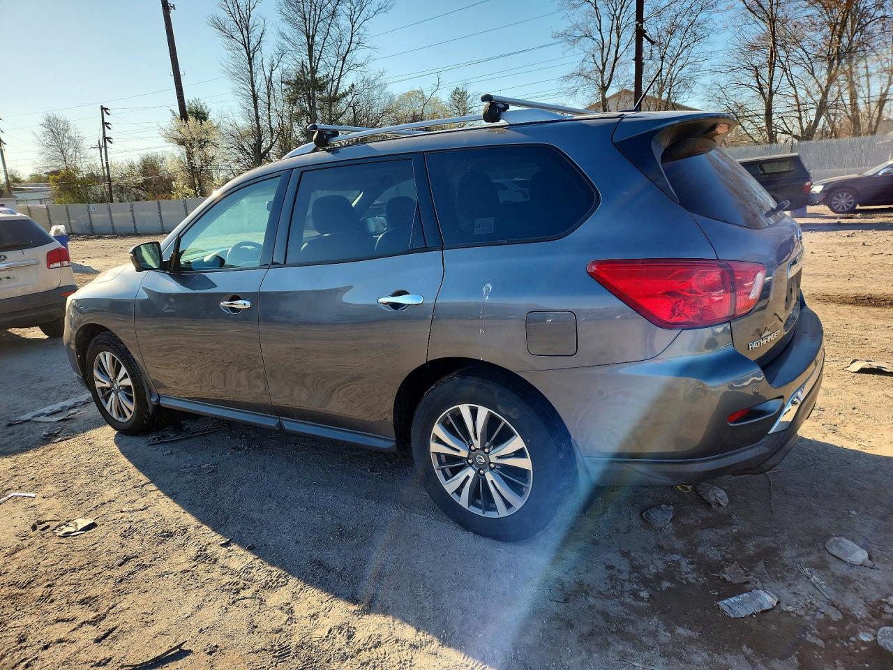 2017 Nissan Pathfinder Sl - Image 2