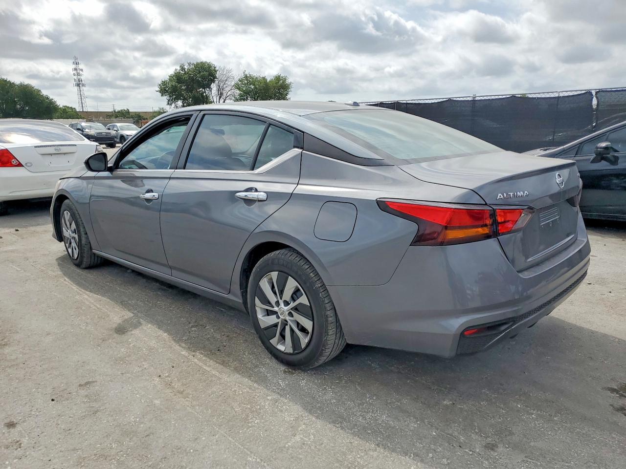 2020 Nissan Altima S - Фото 2