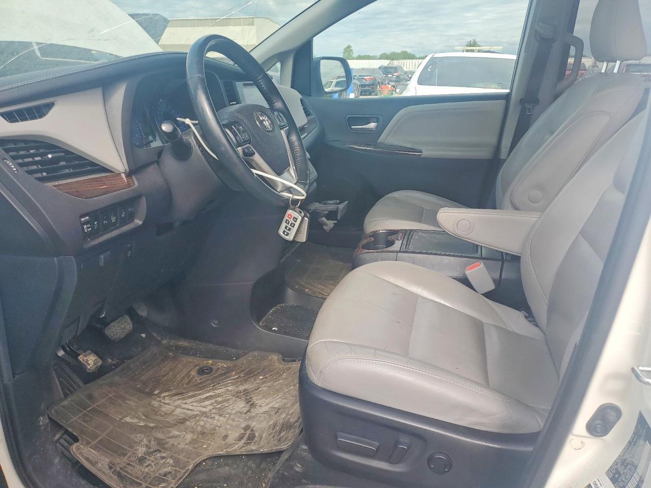 2015 Toyota Sienna Limited Premium 7-Passenger - Image 7